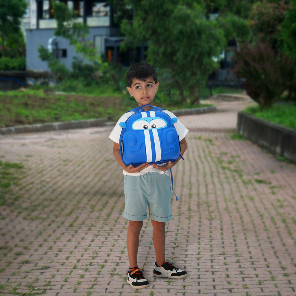Child carrying Race Ready Blue bento bag